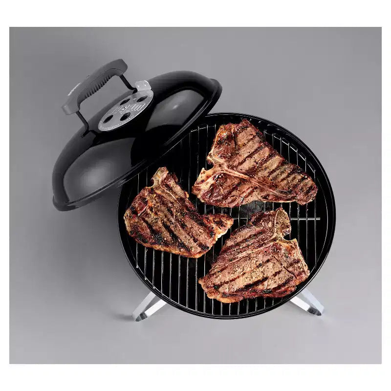 Barbecue portable Weber 14 po 10020 : Charbon, résistant aux intempéries, revêtu de porcelaine, grilles en acier, surface de cuisson de 147 po².