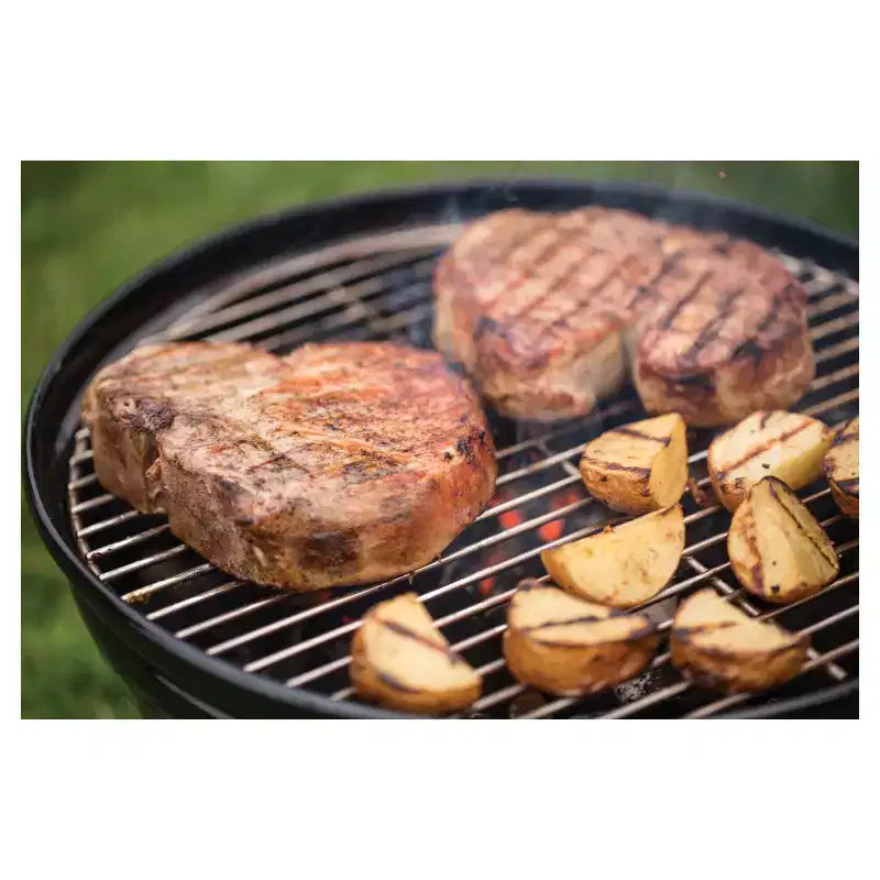 Barbecue portable Weber 14 po 10020 : Charbon, résistant aux intempéries, revêtu de porcelaine, grilles en acier, surface de cuisson de 147 po².