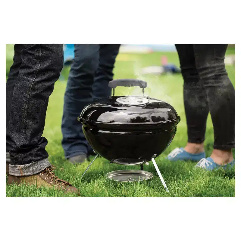 Barbecue portable Weber 14 po 10020 : Charbon, résistant aux intempéries, revêtu de porcelaine, grilles en acier, surface de cuisson de 147 po².