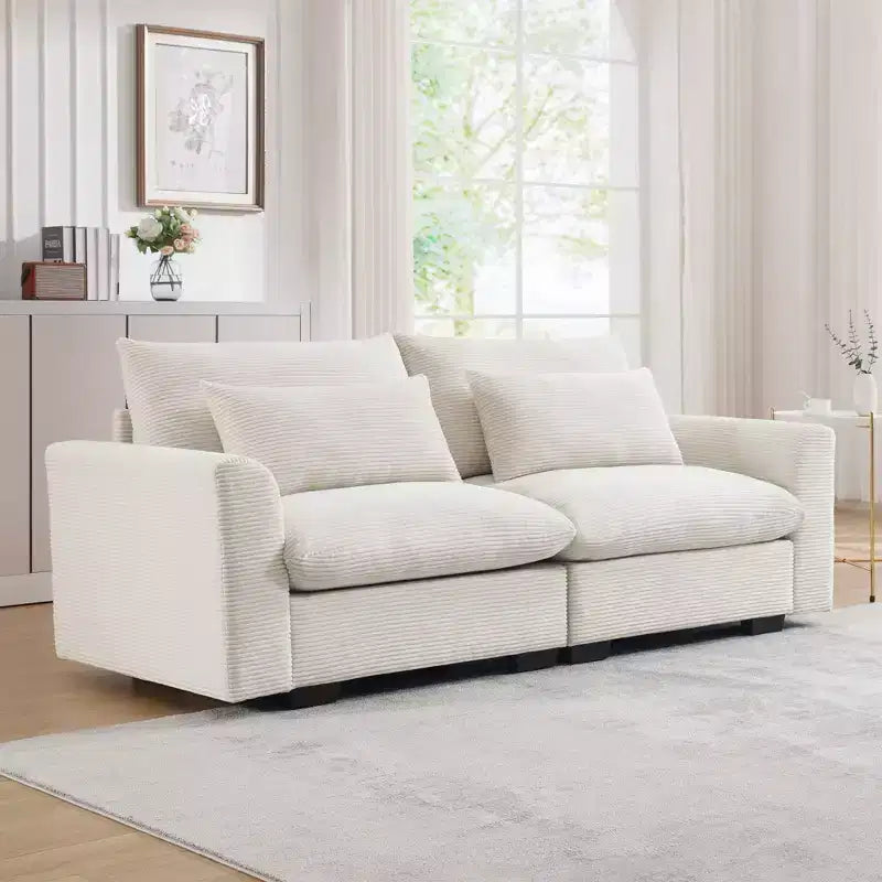 Canapé profond en velours côtelé beige : élégant et confortable pour la vie en appartement
