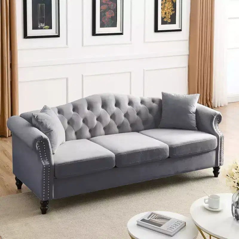 Canapé 3 places Chesterfield en velours gris pour salon, canapé capitonné avec accoudoirs roulés et clous décoratifs pour salon