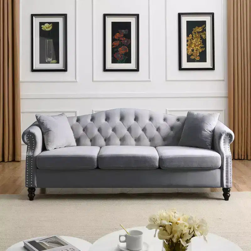 Canapé 3 places Chesterfield en velours gris pour salon, canapé capitonné avec accoudoirs roulés et clous décoratifs pour salon