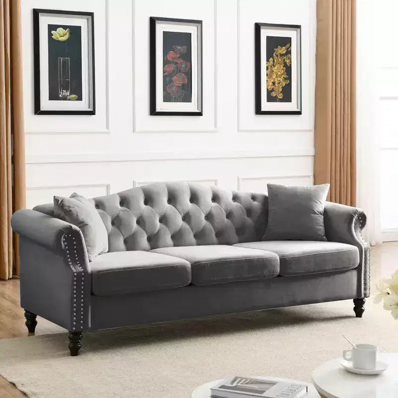 Canapé 3 places Chesterfield en velours gris pour salon, canapé capitonné avec accoudoirs roulés et clous décoratifs pour salon