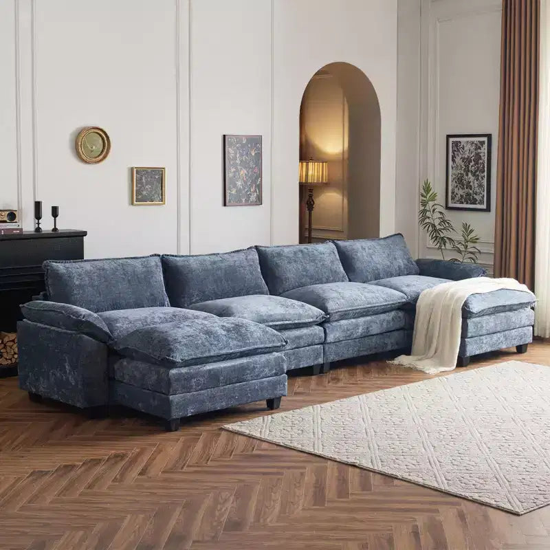 Karl Home | Canapé en chenille bleu avec ottomane, accoudoirs rembourrés et coussin double épaisseur de 393,7 cm de large