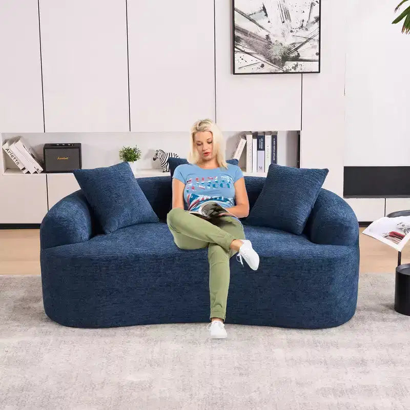Causeuse incurvée blanche de 65 pouces avec éponge à compression totale et 3 oreillers, canapé compact en chenille 30D sans assemblage