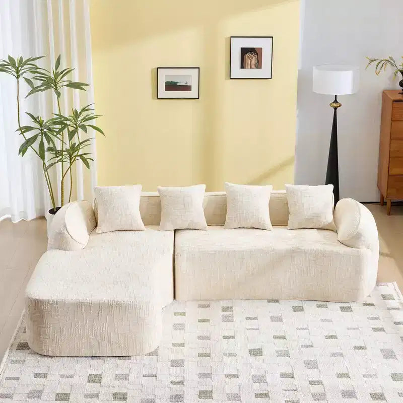 Canapé d'angle en chenille beige avec accoudoirs arrondis et 4 coussins Neutre, Douillet, Gain de place