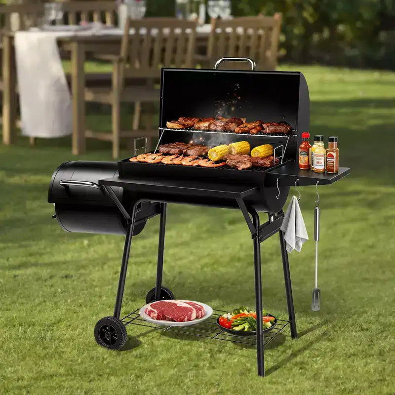 ROVSUN Barbecue tonneau au charbon de bois avec fumoir déporté, grille à charbon élévatrice intégrée, grand barbecue fumoir combiné 132 x 51 x 112 cm