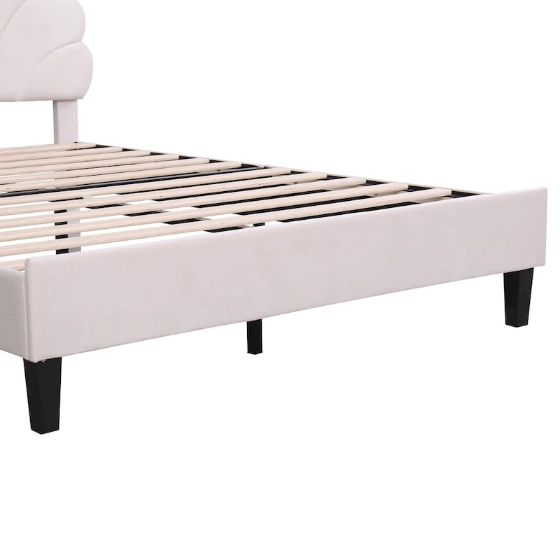 Lit plateforme tapissé de velours avec tête de lit à motif floral