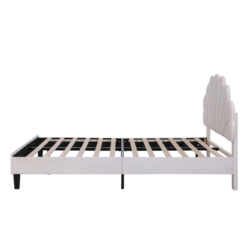 Lit plateforme tapissé de velours avec tête de lit à motif floral