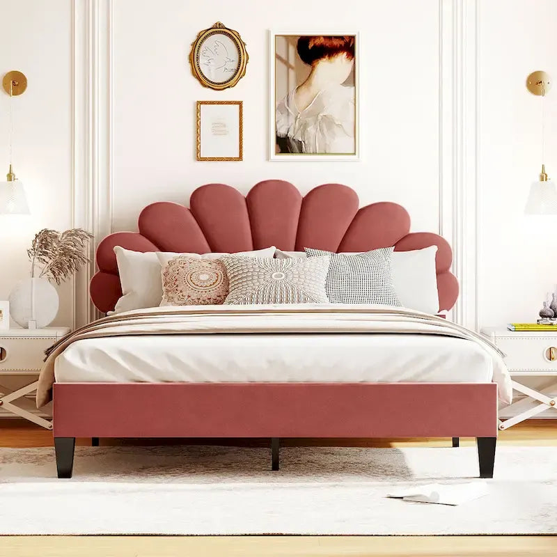 Lit plateforme tapissé de velours avec tête de lit à motif floral
