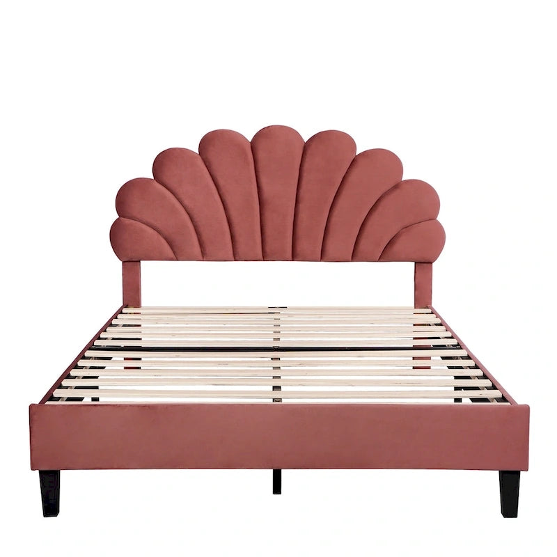 Lit plateforme tapissé de velours avec tête de lit à motif floral