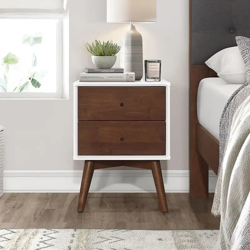 Table de chevet en noyer de style Mid-Century Modern