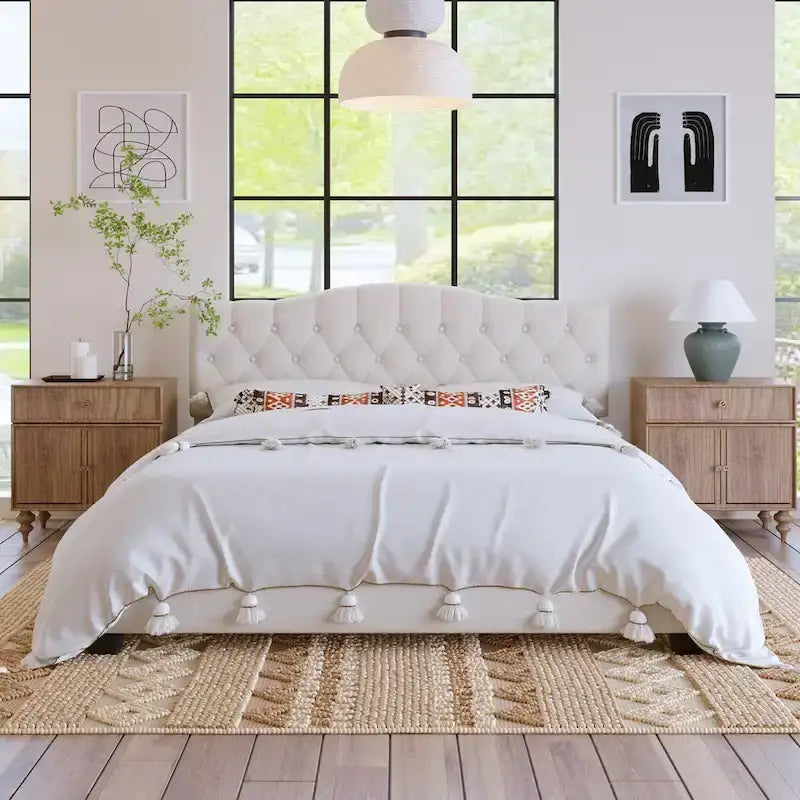 Lit plateforme rembourré avec tête de lit incurvée par Harper&Bright Designs